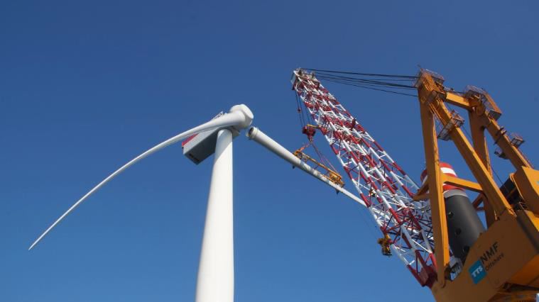 De laatste windturbine (nummer 150) van windpark Gemini wordt geïnstalleerd