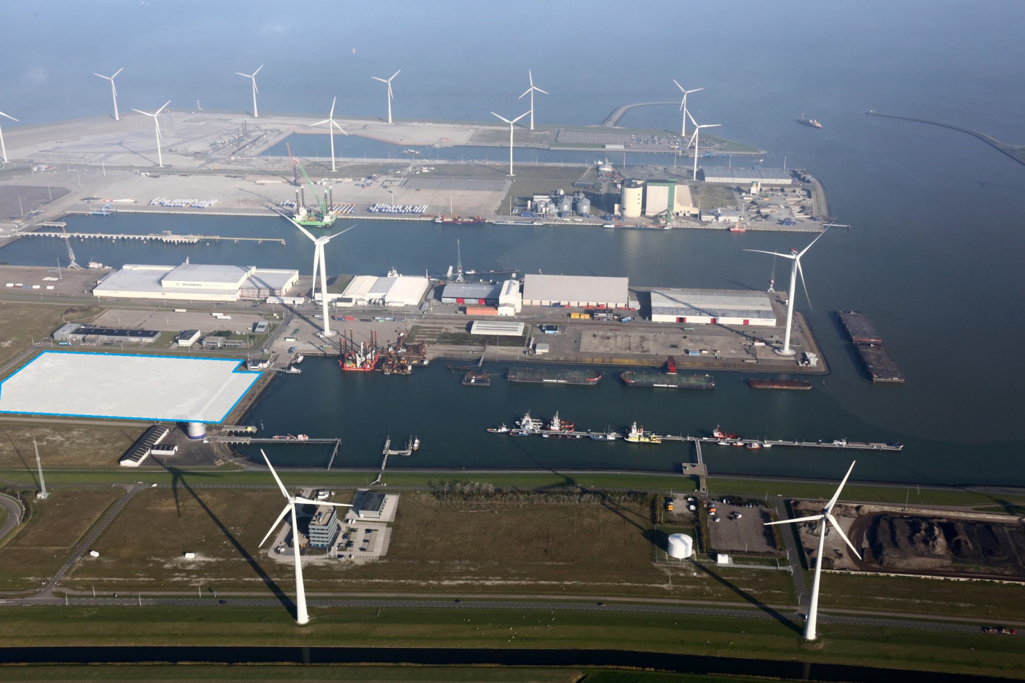 Het MKB offshore terrein aan de Emmahaven (Eemshaven)