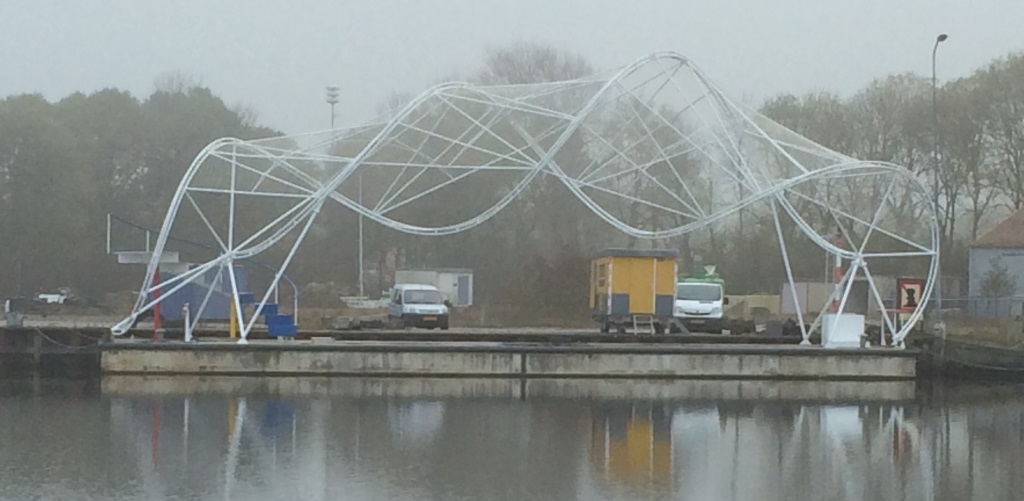 Het gerestaureerde Maki-paviljoen krijgt een definitieve plek in de haven van Delfzijl