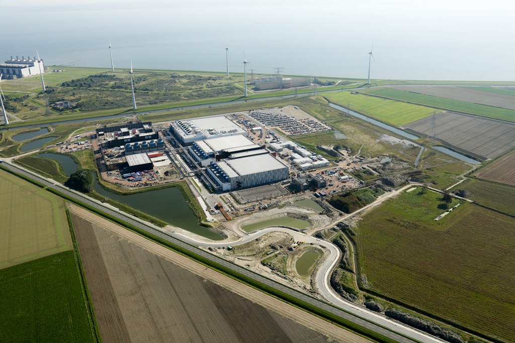 Op dit gedeelte van de N33 vinden de werkzaamheden plaats. Op de achtergrond het datacenter van Google in aanbouw.