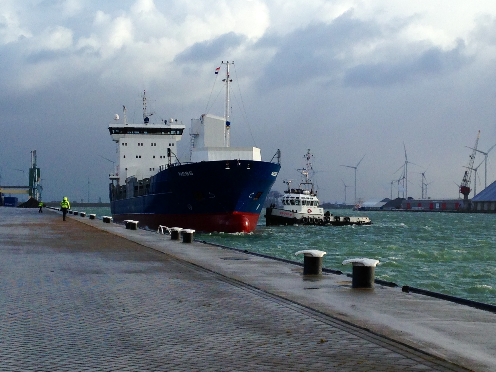 De mv Ness meert af bij OBT in de Eemshaven voor de eerste lading naar Zweden