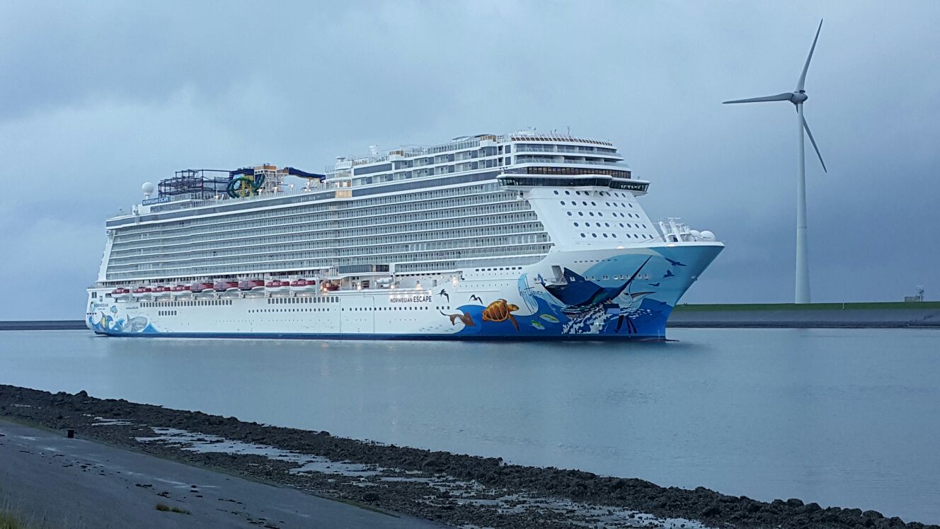 Het cruiseschip de Norwegian Escape vaart de Eemshaven binnen (foto Robert Tooren, Schildwolde)