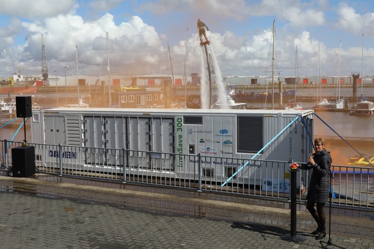 Officiële aftrap uniek waterbehandelingssysteem in haven van Delfzijl