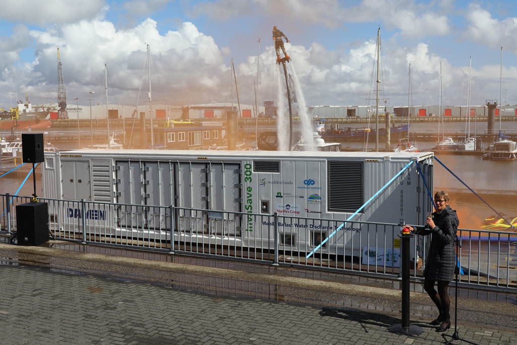 Anneke Schäfer van de Natuur en Milieufederatie Groningen neemt door een druk op de knop het ballastwater behandelsysteem InvaSave officieel in gebruik (foto Koos Boertjens)