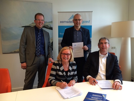 Van links naar rechts Eduard Mulder (Groningen Seaports), Marijke van Beek (burgemeester gemeente Eemsmond), Jan Majoor (namens de makelaars) en Harrie Hoek (EZ bureau)