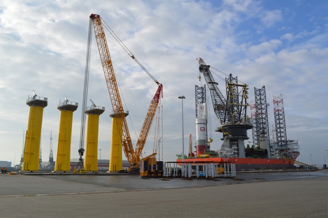 Op- en overslag van fundatieonderdelen voor het windpark 'Borkum Riffgrund 1' bij OBT in de Eemshaven