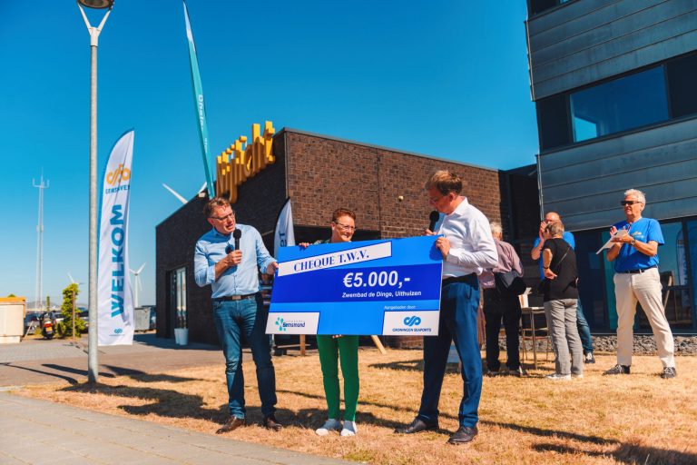 Groningen Seaports overhandigt cheque ter waarde van €5.000,- aan Zwembad de Dinge