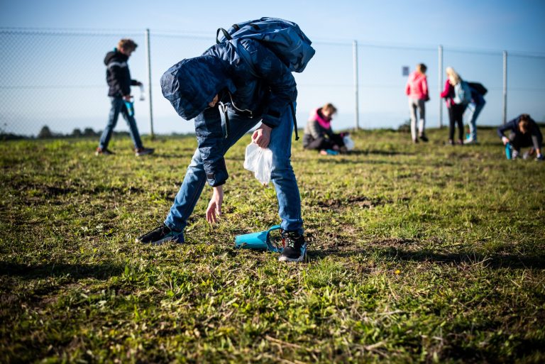 ‘Een dijk van een zonnedijk’ officieel geopend in de Eemshaven door schoolkinderen