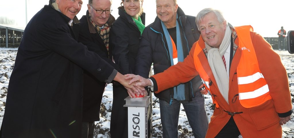 De openingshandeling met vlnr Hans Hoven (Sunport-Energy), IJzebrand Rijzebol (gemeente Delfzijl), Fleur Gräper-Van Koolwijk (Provincie Groningen), Peter Vest (WIRSOL) en Harm Post (Groningen Seaports)