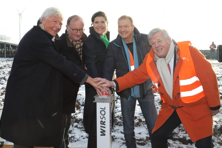 De openingshandeling met vlnr Hans Hoven (Sunport-Energy), IJzebrand Rijzebol (gemeente Delfzijl), Fleur Gräper-Van Koolwijk (Provincie Groningen), Peter Vest (WIRSOL) en Harm Post (Groningen Seaports)