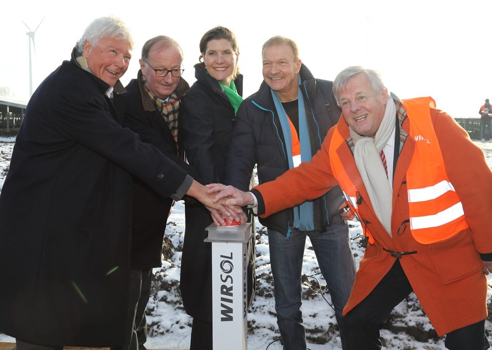 De openingshandeling met vlnr Hans Hoven (Sunport-Energy), IJzebrand Rijzebol (gemeente Delfzijl), Fleur Gräper-Van Koolwijk (Provincie Groningen), Peter Vest (WIRSOL) en Harm Post (Groningen Seaports)