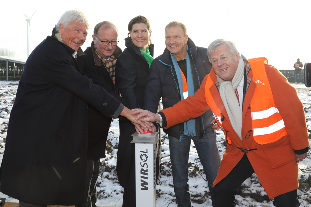 De openingshandeling met vlnr Hans Hoven (Sunport-Energy), IJzebrand Rijzebol (gemeente Delfzijl), Fleur Gräper-Van Koolwijk (Provincie Groningen), Peter Vest (WIRSOL) en Harm Post (Groningen Seaports) 