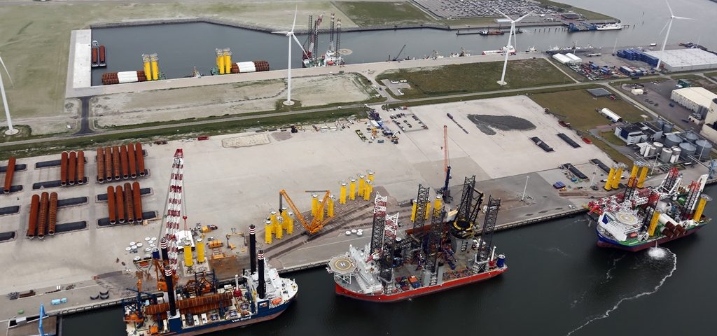 Archieffoto van de Eemshaven ten tijde van de bouw van het Gemini WIndpark