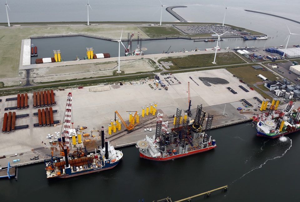 Archieffoto van de Eemshaven ten tijde van de bouw van het Gemini WIndpark