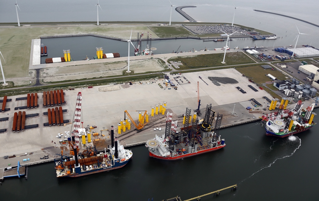 Archieffoto van de Eemshaven ten tijde van de bouw van het Gemini WIndpark