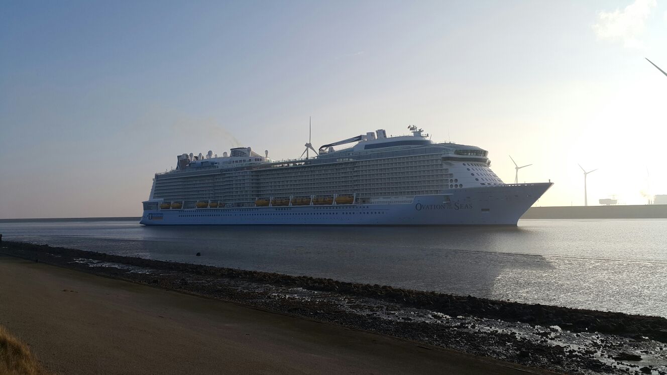 Het cruiseschip Ovation of the Seas vaart de Eemshaven binnen (foto Robert Tooren)