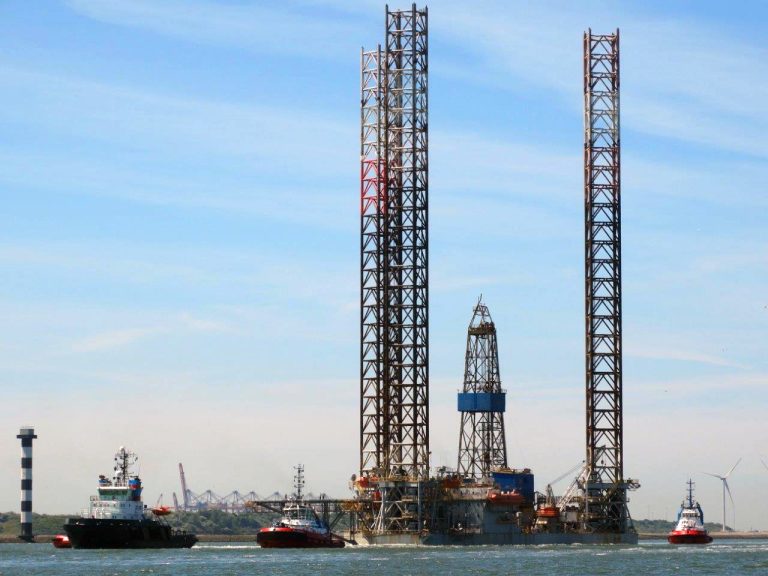 Reuze platform Paragon arriveert vanochtend in Eemshaven
