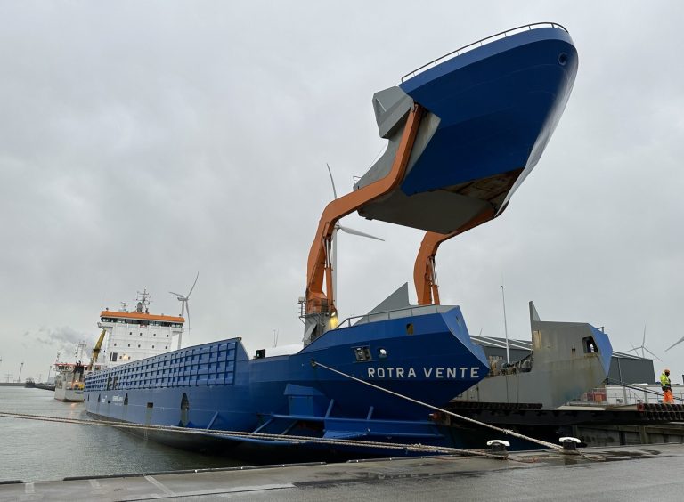 Lossen windturbineonderdelen spectaculair gezicht