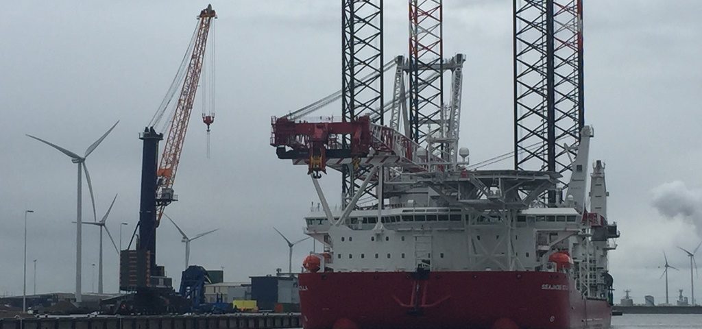 De Seajacks Scylla afgemeerd bij Orange Blue Terminals in de Eemshaven (foto M. van den Heuvel, Orange Blue Terminals)