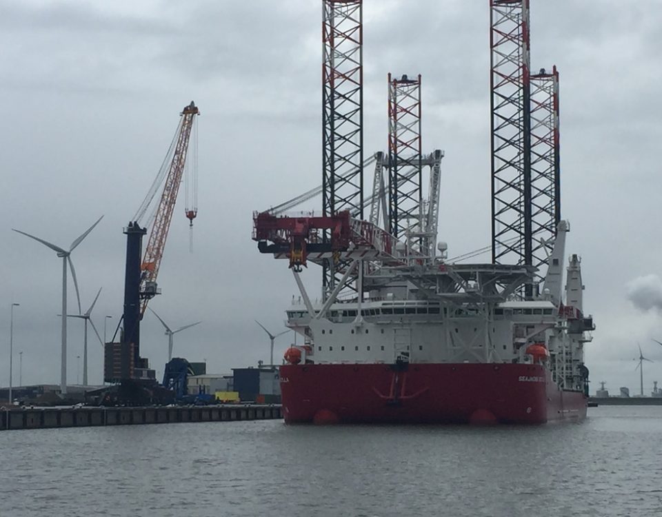 De Seajacks Scylla afgemeerd bij Orange Blue Terminals in de Eemshaven (foto M. van den Heuvel, Orange Blue Terminals)