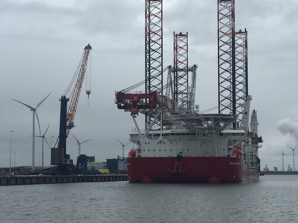 De Seajacks Scylla afgemeerd bij Orange Blue Terminals in de Eemshaven (foto M. van den Heuvel, Orange Blue Terminals)