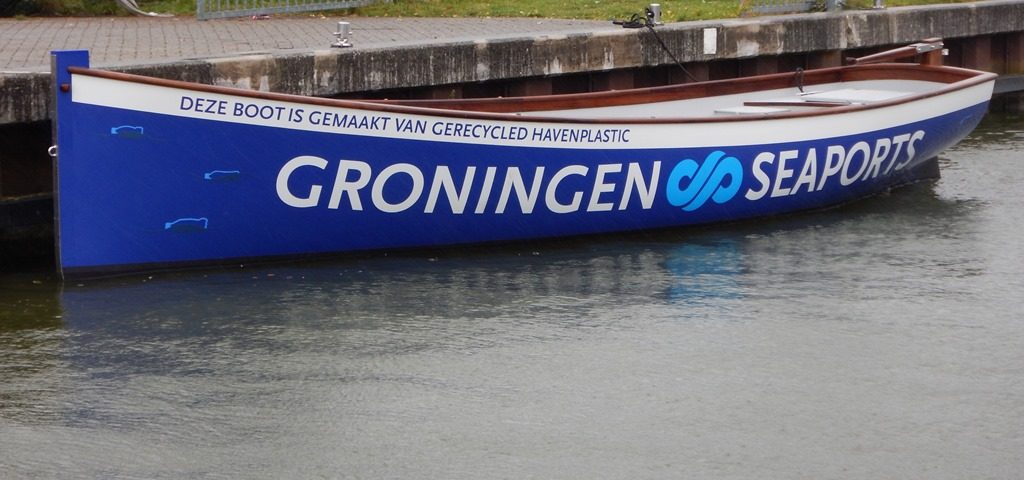 De Admiraalsloep van Groningen Seaports, gemaakt van gerecycled havenplastic