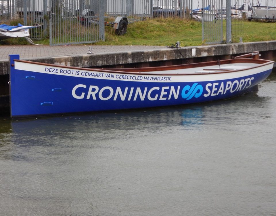 De Admiraalsloep van Groningen Seaports, gemaakt van gerecycled havenplastic