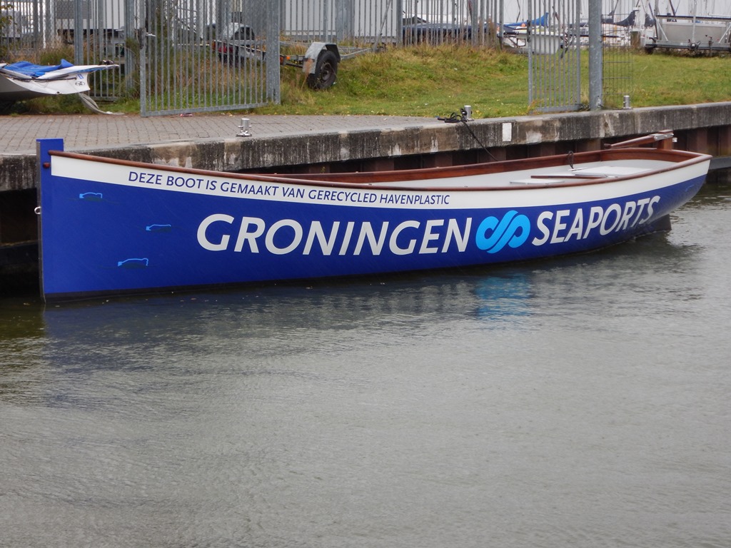 De Admiraalsloep van Groningen Seaports, gemaakt van gerecycled havenplastic