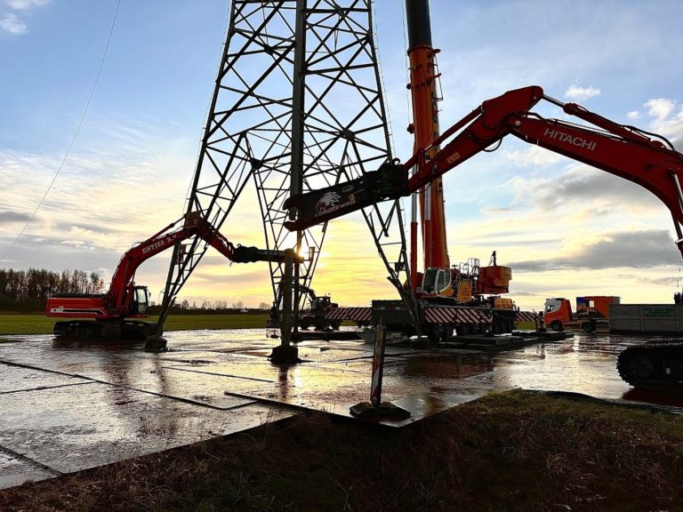 TenneT sloopt zes masten per week van oude 220 kV-verbinding Vierverlaten-Eemshaven