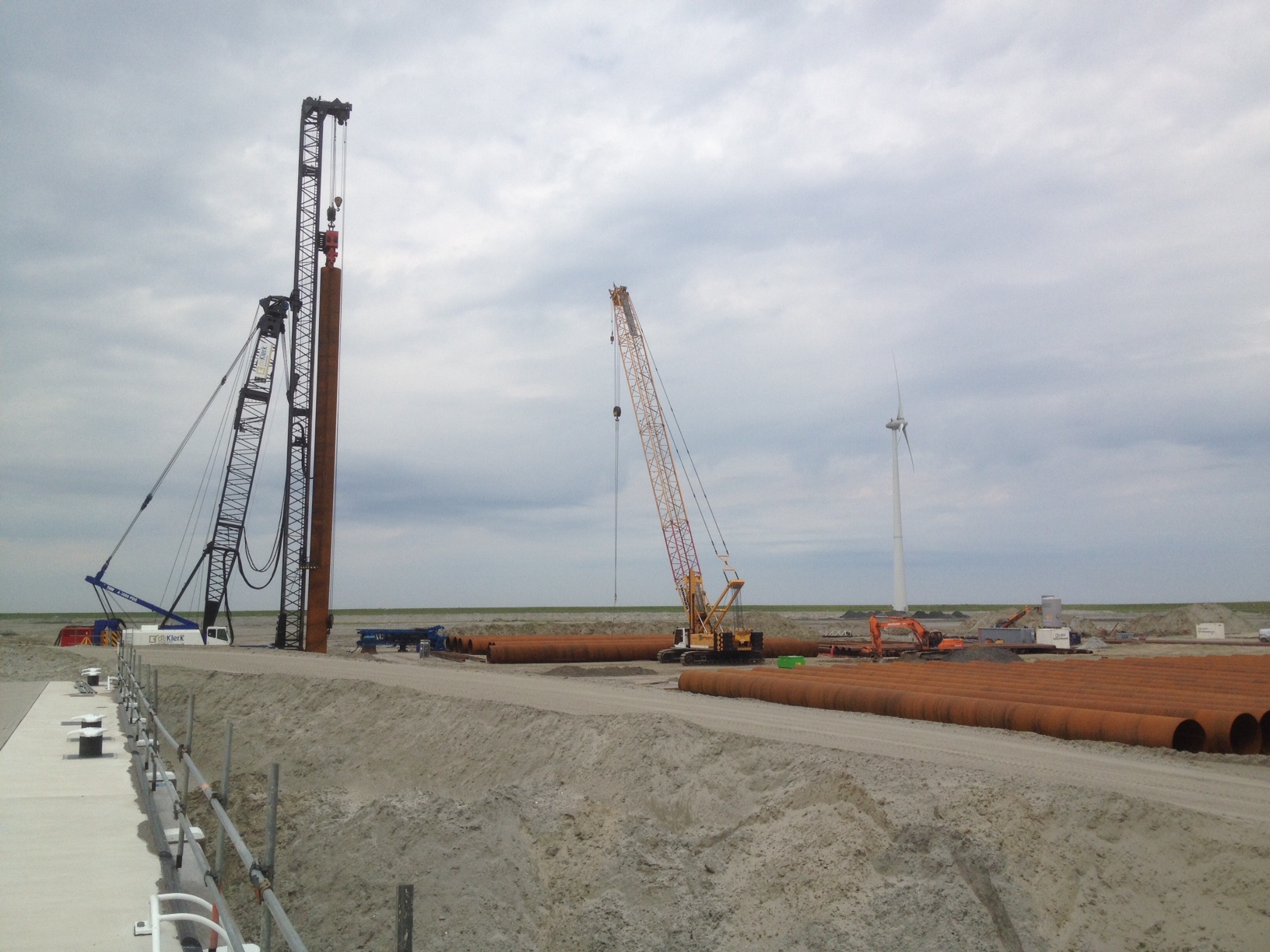 Start bouw zware Beatrixkade Eemshaven voor de offshore windindustrie  De eerste paal van de westelijke Beatrixkade wordt geslagen