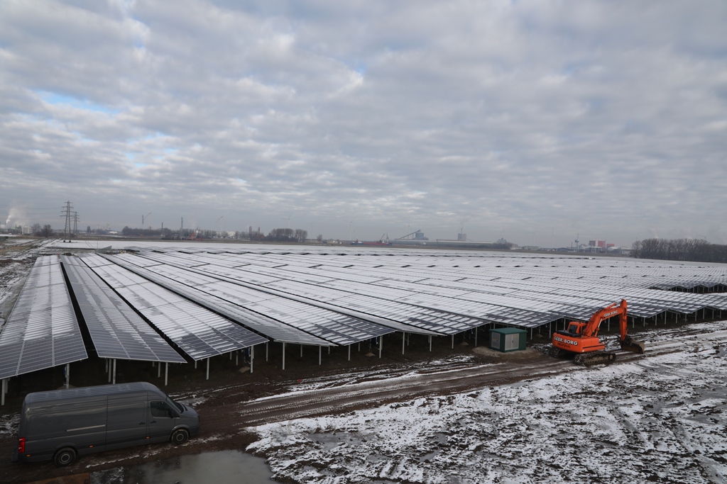 Overzicht van het grootste zonnepark van Nederland Sunport Delfzijl