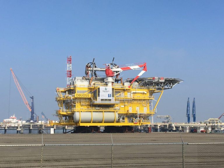 Eemshaven, backdrop for large, special ships