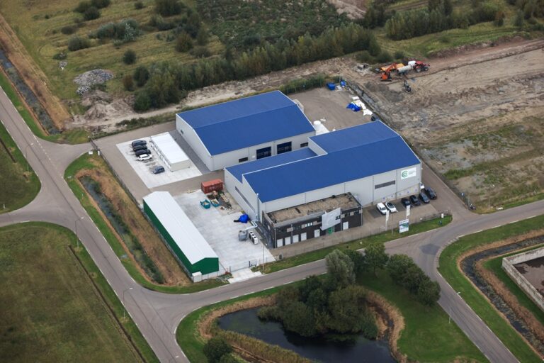 Koningin Máxima opent recyclingfabriek UPPACT