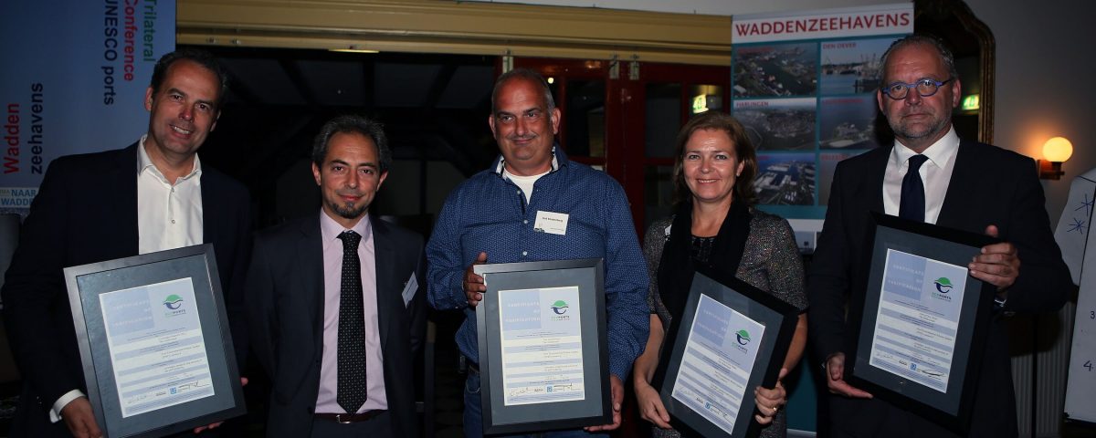 De vertegenwoordigers van de diverse Waddenzeehavens ontvingen het Ecoports-certificaat uit handen van Antonis Michail (2e van links) van ESPO