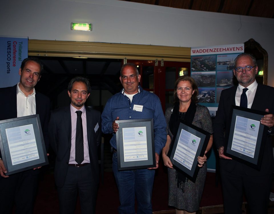 De vertegenwoordigers van de diverse Waddenzeehavens ontvingen het Ecoports-certificaat uit handen van Antonis Michail (2e van links) van ESPO