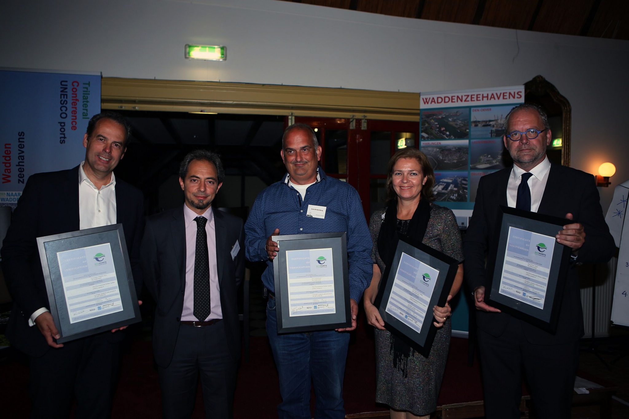 De vertegenwoordigers van de diverse Waddenzeehavens ontvingen het Ecoports-certificaat uit handen van Antonis Michail (2e van links) van ESPO