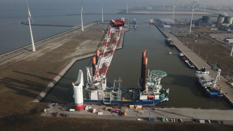 Bijzonder hijsspektakel in de Eemshaven