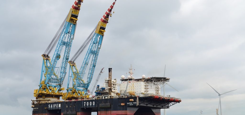 Onder begeleiding van vier sleepboten vertrekt de Saipem uit de Eemshaven (Foto Mariska Burema / www.eemshavenonline.nl)