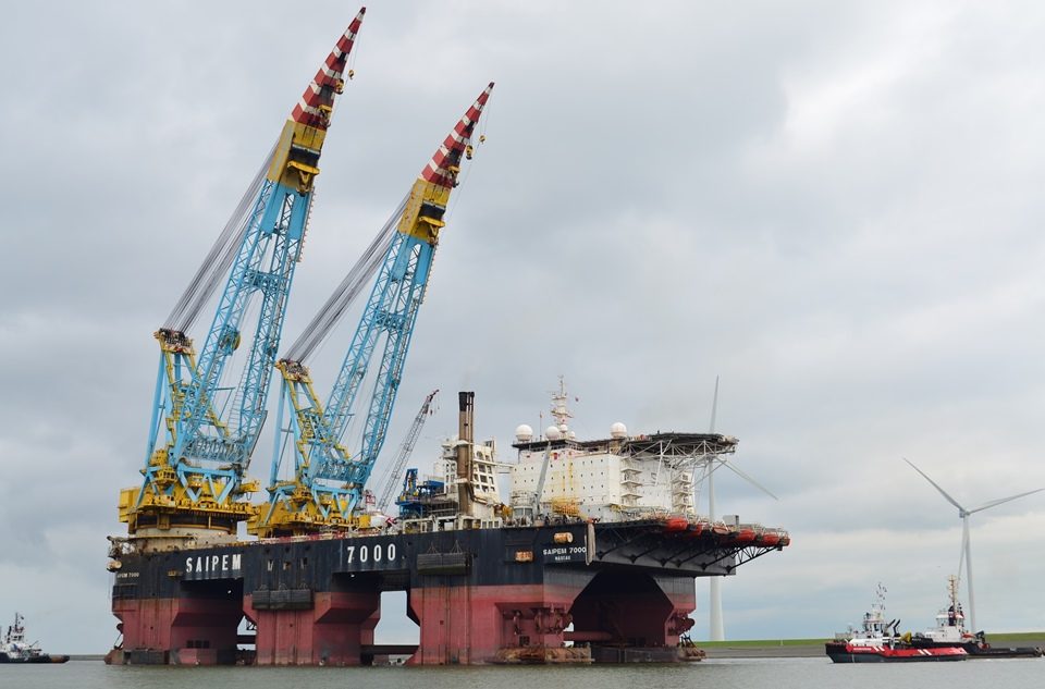 Onder begeleiding van vier sleepboten vertrekt de Saipem uit de Eemshaven (Foto Mariska Burema / www.eemshavenonline.nl)