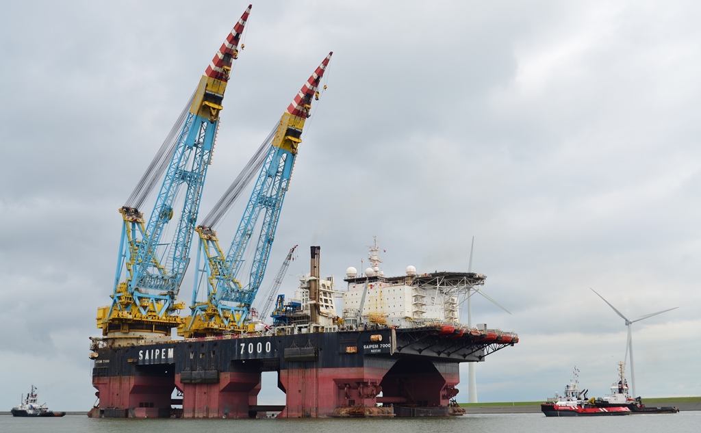 Onder begeleiding van vier sleepboten vertrekt de Saipem uit de Eemshaven (Foto Mariska Burema / www.eemshavenonline.nl)