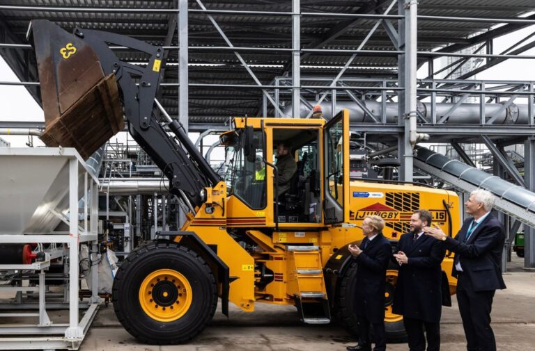Koning Willem-Alexander opent Circtec-fabriek in Delfzijl