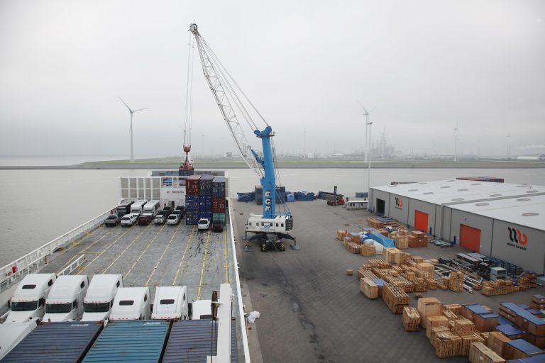 Groningen Seaports verkoopt Liebherr havenkraan