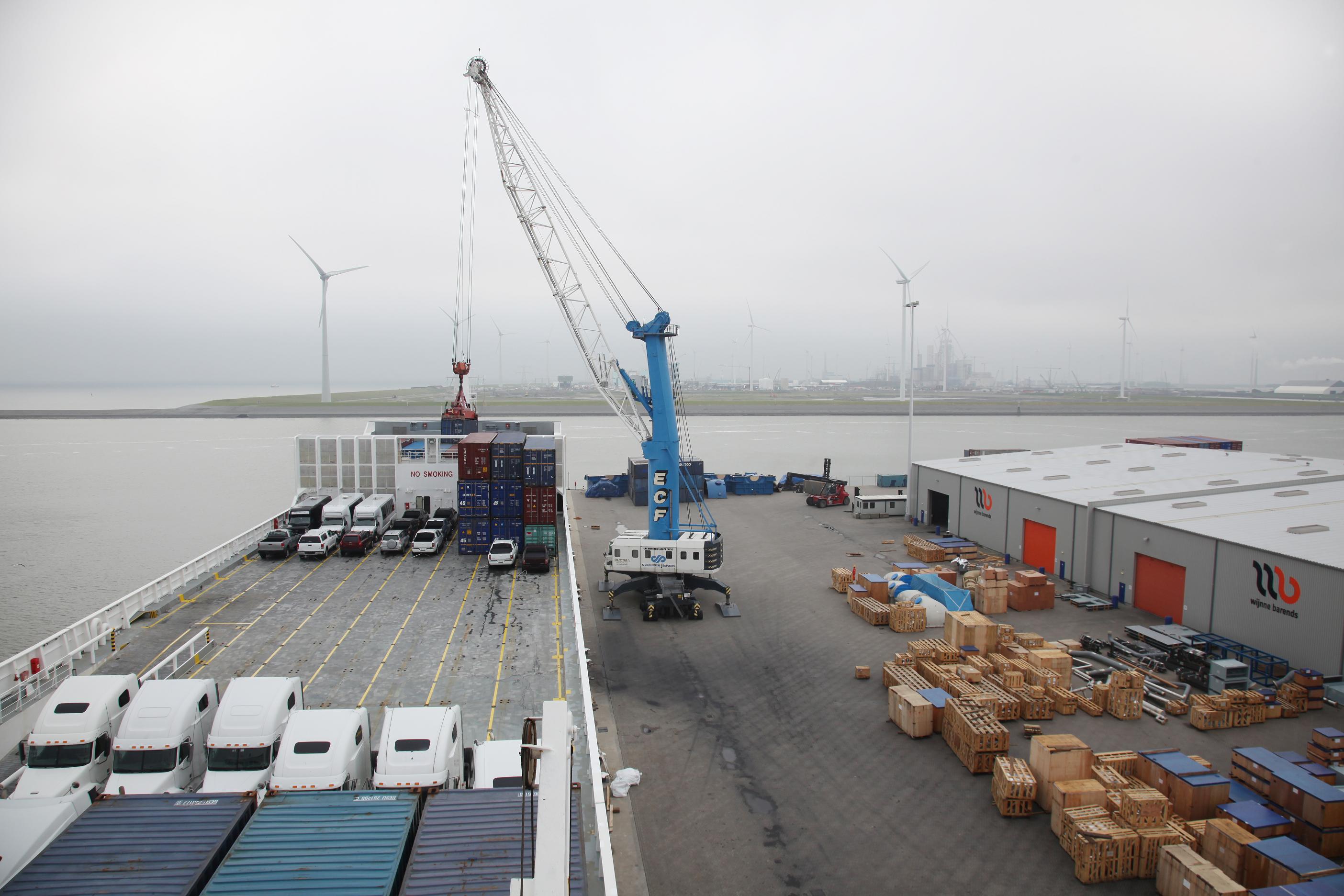 Archieffoto van de Liebherr havenkraan op de kade bij Wijnne Barends Logistics