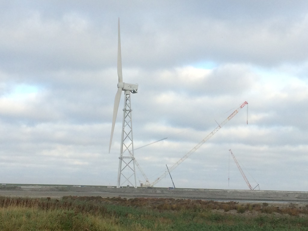 De opzienbarende windturbine van 2-B Energy is inmiddels geïnstalleerd in de Eemshaven