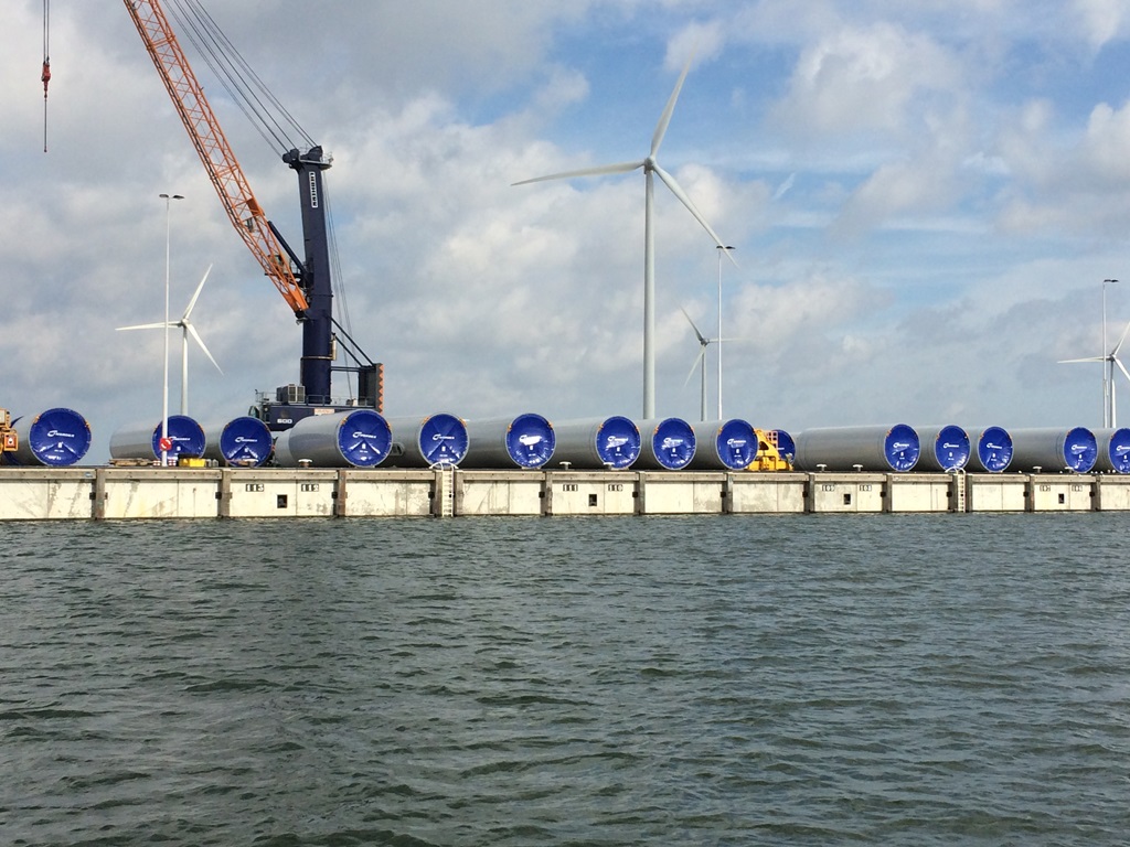 De geloste windturbine onderdelen op de kade bij Orange Blue Terminals 