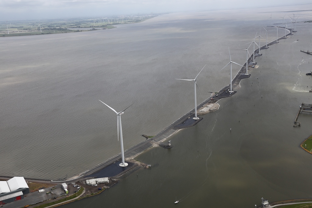 De schermdijk in Delfzijl