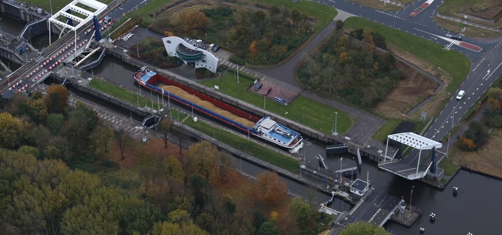 Archieffoto van de zeesluis bij Delfzijl