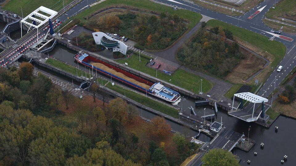 Archieffoto van de zeesluis bij Delfzijl