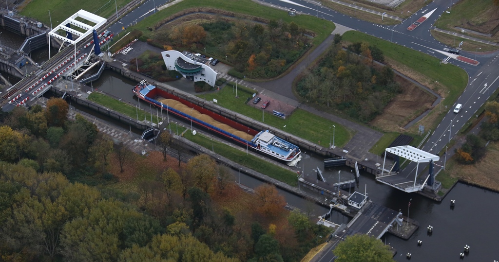 Archieffoto van de zeesluis bij Delfzijl