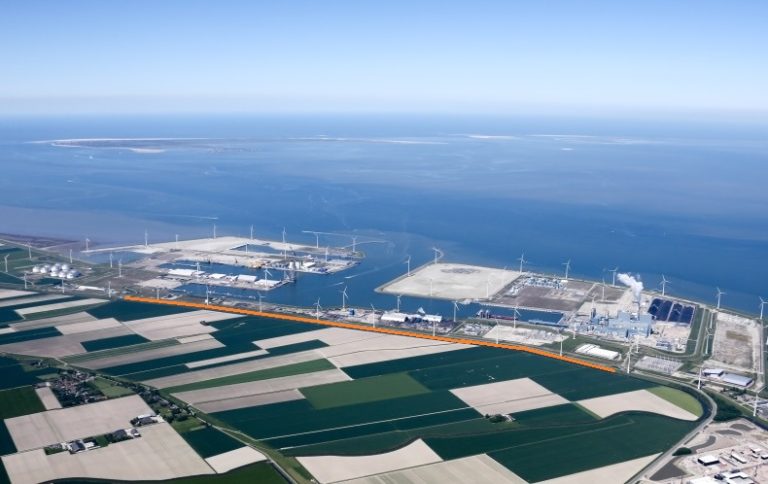 Zonnedijk voor entree Eemshaven